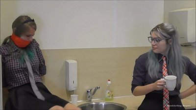 ඇබ්බැහි වූ / බැඳ තබා කට වසාගෙන / විපතට පත් කාන්තාව